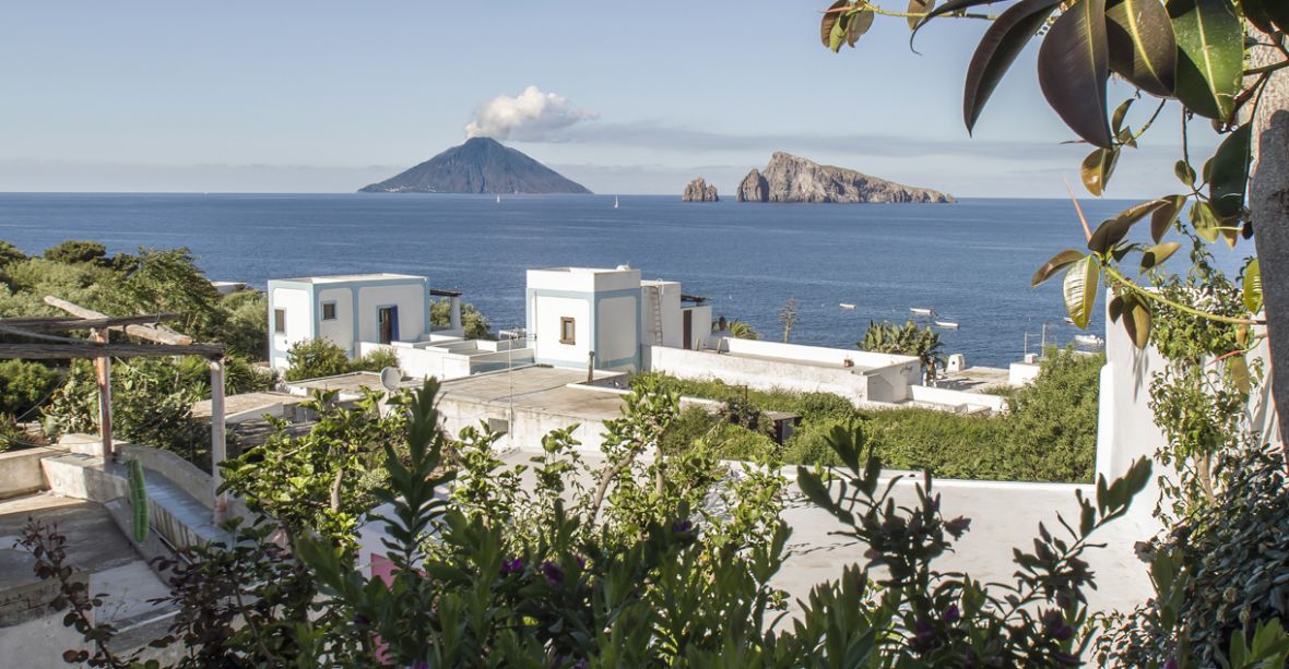 Vista dall'isola di Panarea sul vulcano fumante Stromboli. Vista dall'isola di Panarea sul vulcano fumante Stromboli.